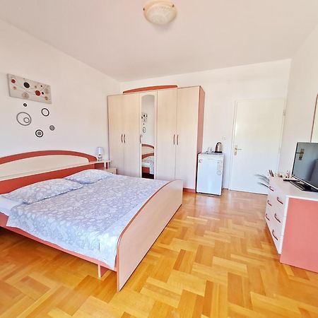 Rooms And Apartments Porat Stobreč Zewnętrze zdjęcie
